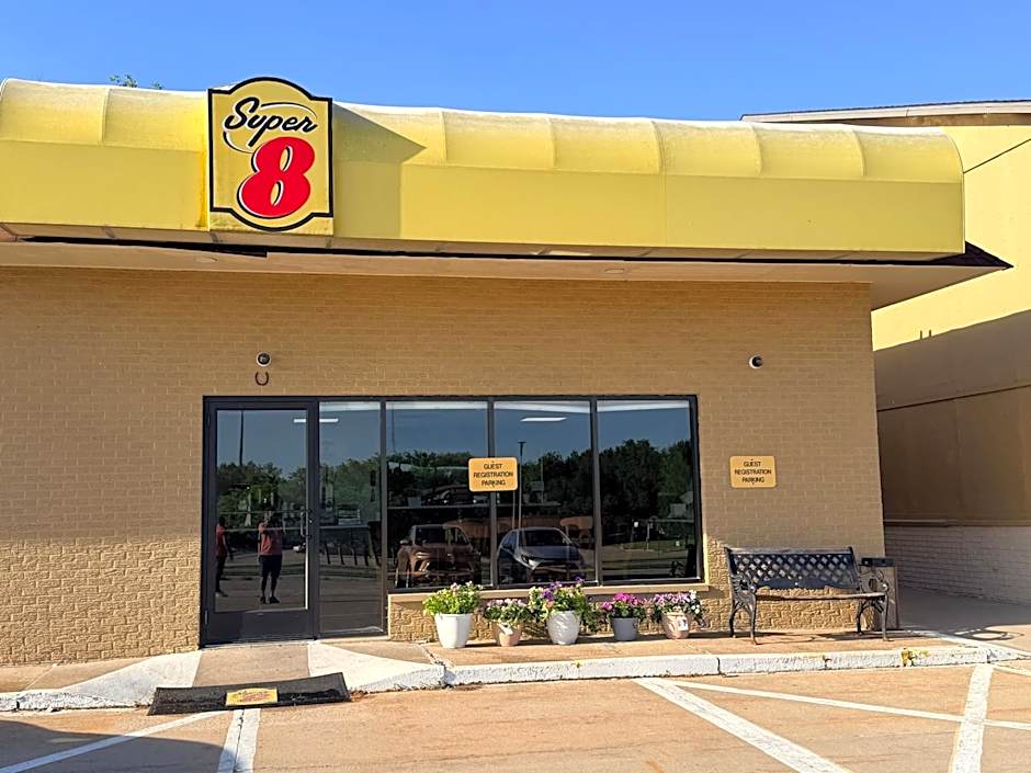 Super 8 by Wyndham Macomb