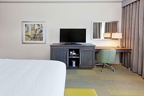 1 King Mobility/Hearing Acc Ri Shower Nosmok