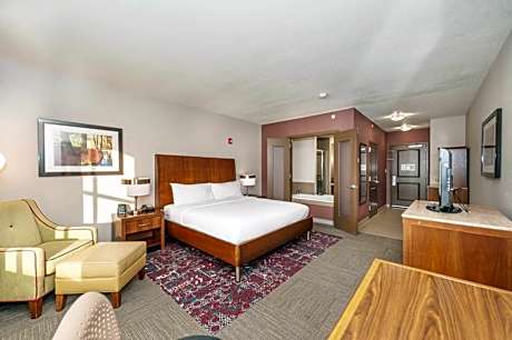 King Room with Spa Bath - Hearing Accessible