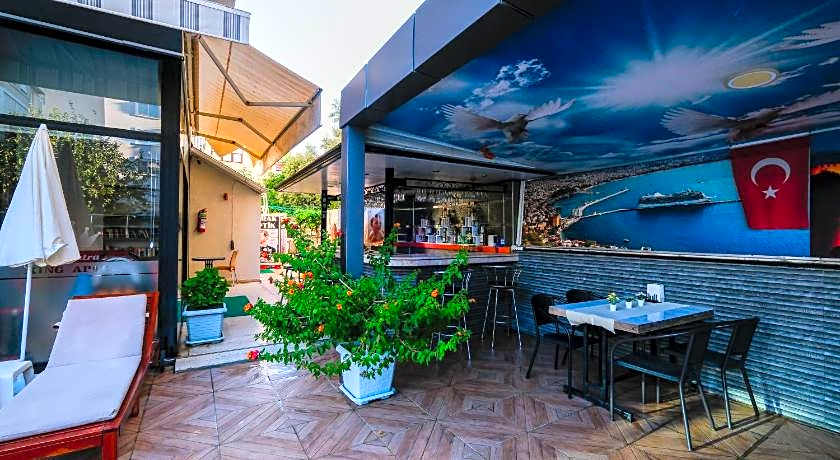 Cleopatra King Apart