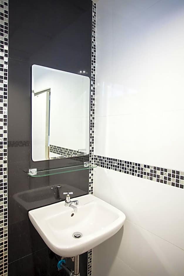 Klaang Muang Hotel (โรงแรมกลางเมือง)