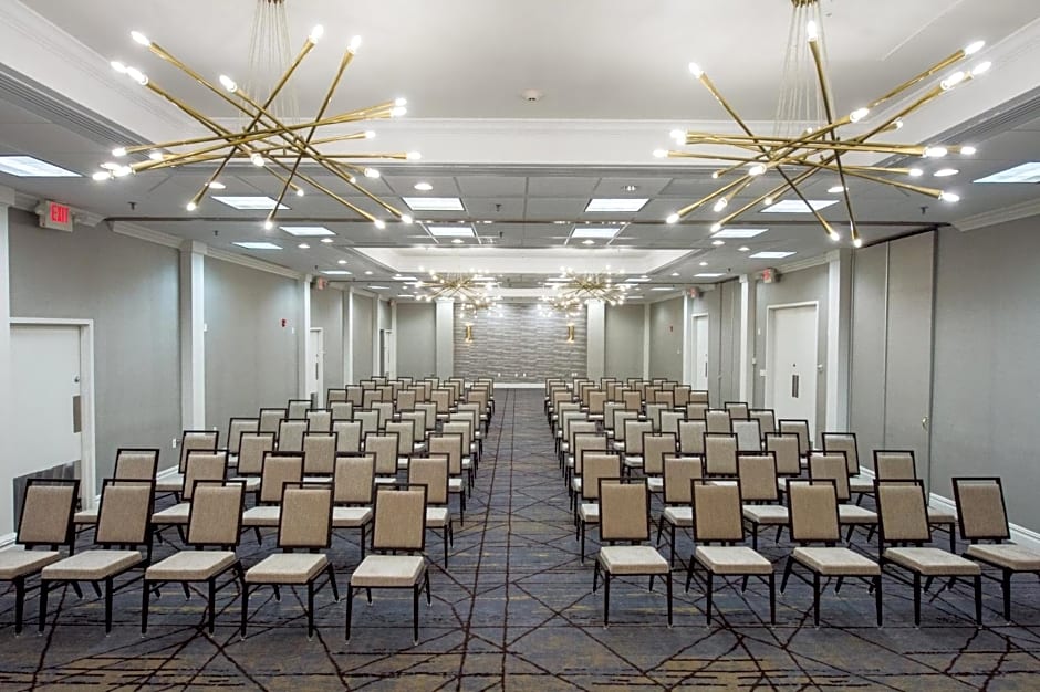 Crowne Plaza Edison, an IHG Hotel