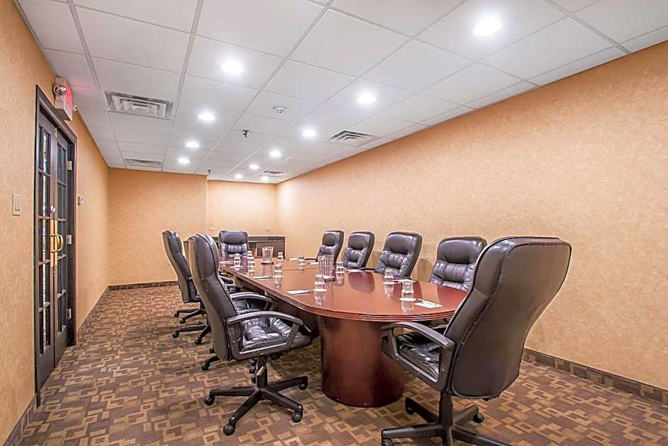 Clarion Inn Elmhurst - Oak Brook Near I-88, I-290, I-294