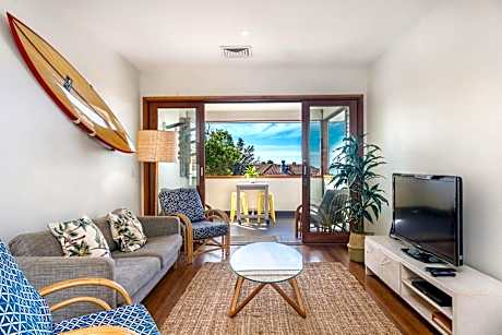 Quiksilver Apartments The Pass - steps from beach