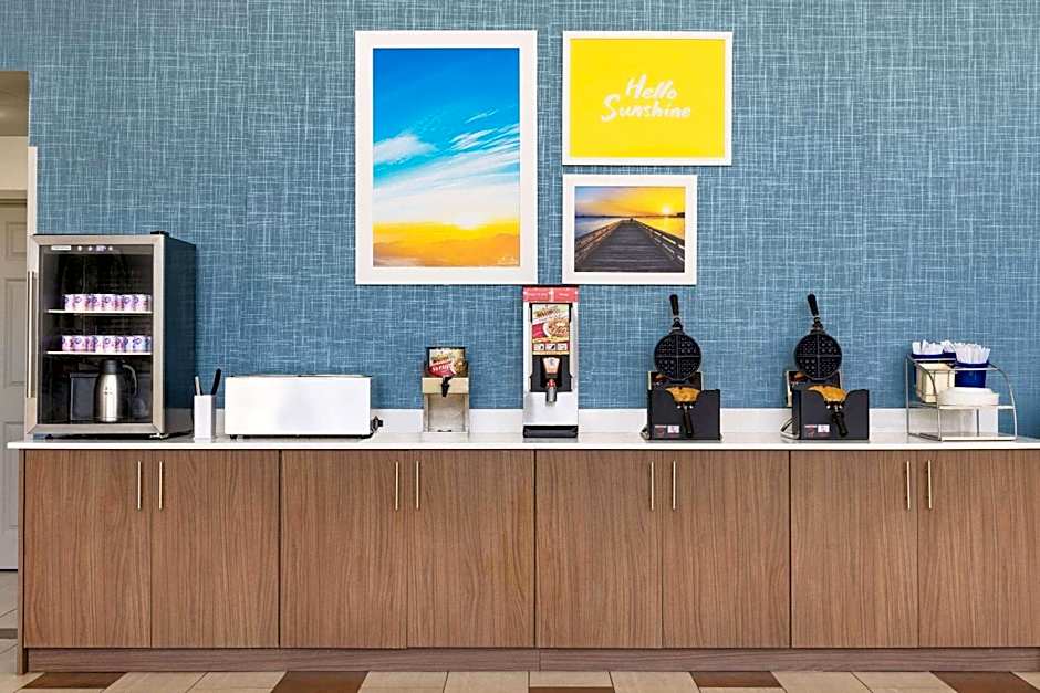 Days Inn & Suites by Wyndham Savannah Midtown