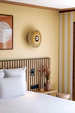 Contemporary Queen Room with Garden View