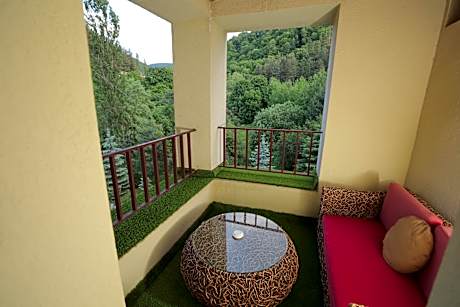 Suite-1 King Bed, Non-Smoking, Living Room, Jacuzzi, Three Balconies, Wi-Fi, Coffee And Tea Maker, F