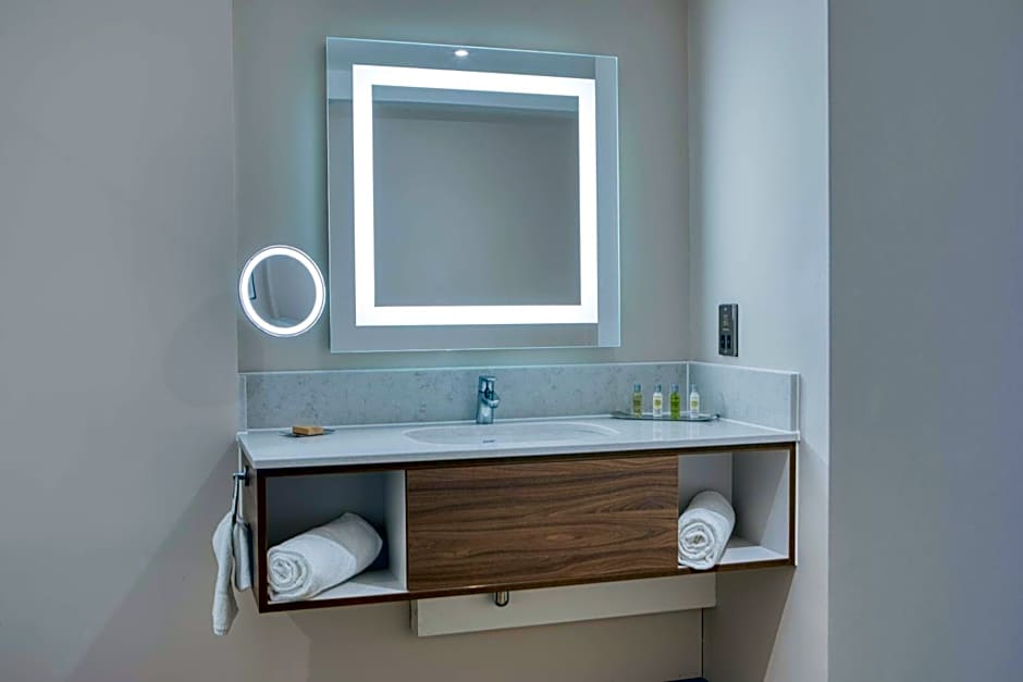 DoubleTree by Hilton Dartford Bridge