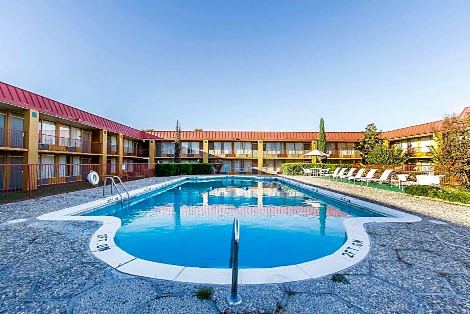 Quality Inn Ada near University
