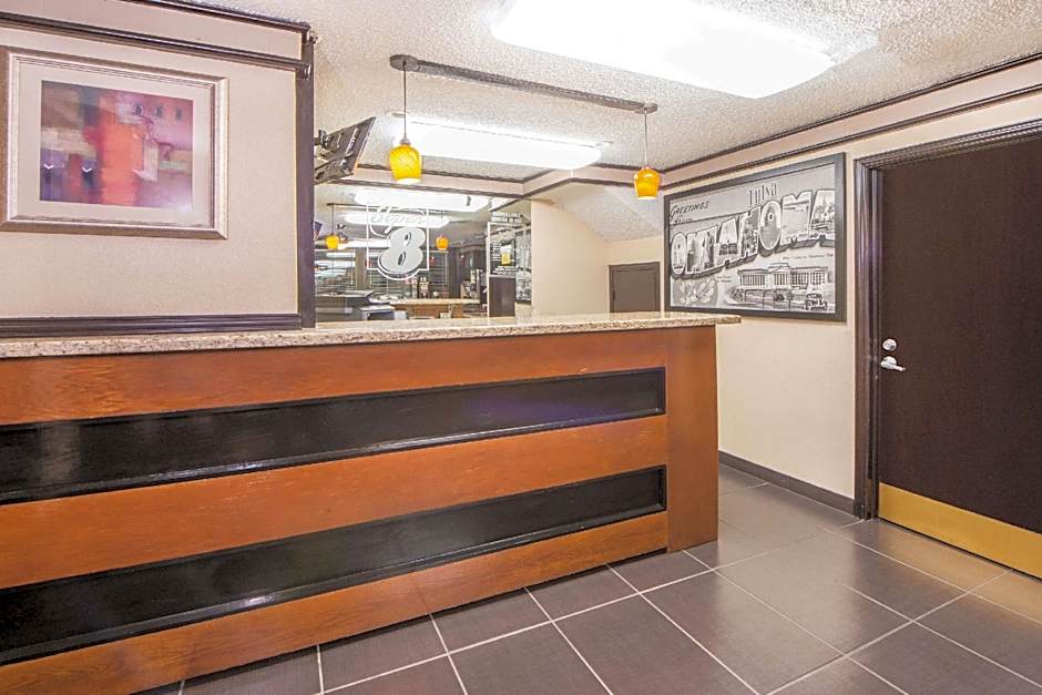 Super 8 by Wyndham Tulsa/Arpt/St Fairgrounds