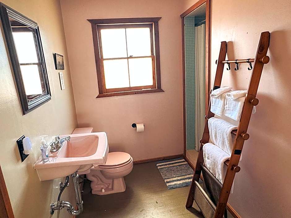 Room 3 - Downtown Joshua Tree Motel - Pet Friendly - Walk to Shops & Visitor Center, Minutes to Park Entrance