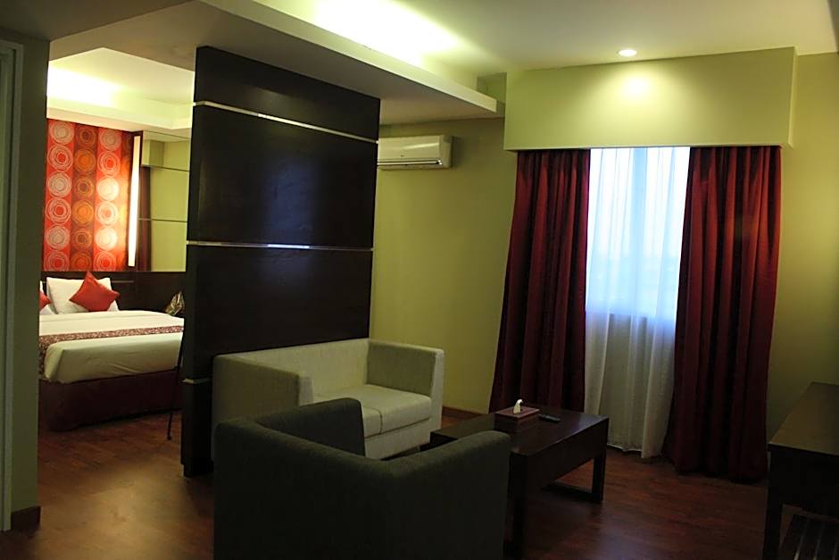 Pose In Hotel Solo