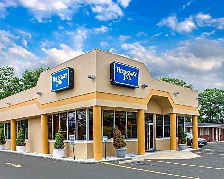 Rodeway Inn Macarthur Airport