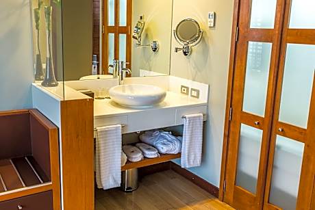 Executive Signature NOI King Suite (1 King Bed)