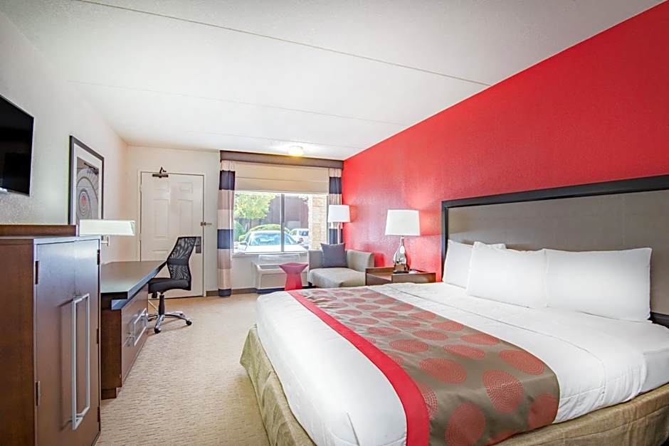 Photo 1 sur 2 de 1 King Bed, Mobility Accessible, Bathtub