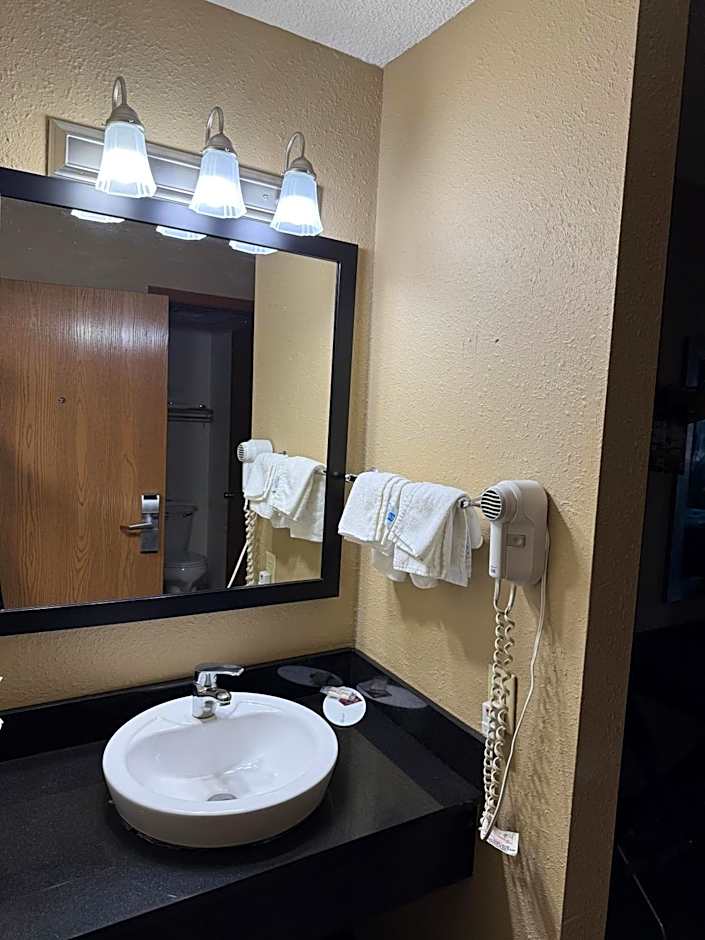 Super 8 by Wyndham Mendota I-39