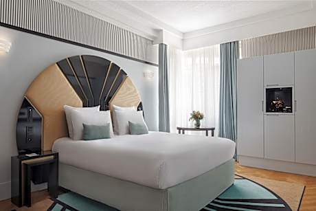 Deluxe room: 1 double bed + sofa bed, balcony, sea view, on an upper floor