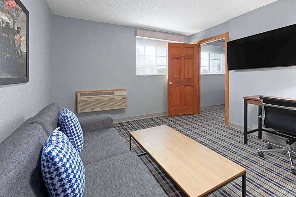 Photo 1 of 4 of 1 Bedroom 2 Queen Beds Suite