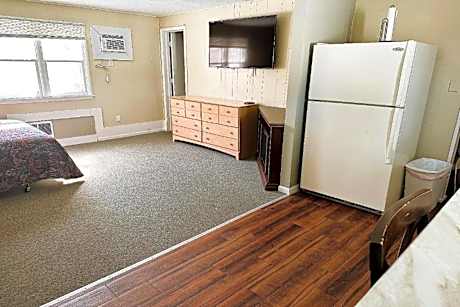 Queen Bed with Kitchenette Non - Smoking