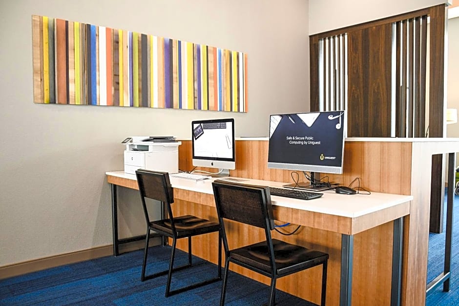 Holiday Inn Express & Suites - Omaha Downtown - Airport, an IHG Hotel