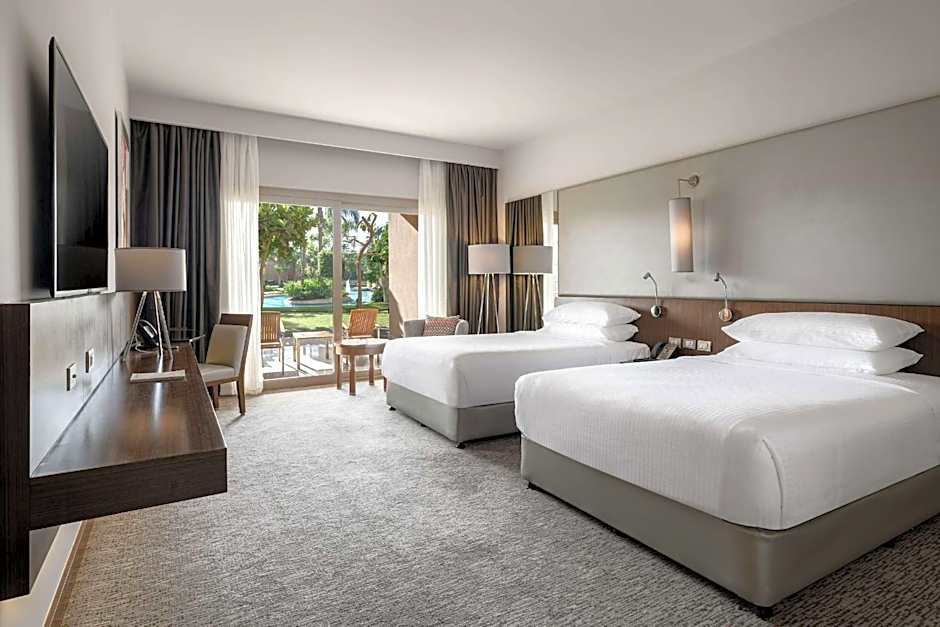 Dusit Thani LakeView Cairo