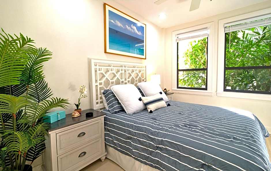 Palm Beach Paradise Walk to Beach Pool WiFi 86" TV WiFi