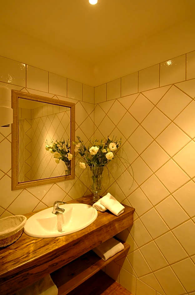 Hôtel et Restaurant Le Manoir - Echangeur A7-A9 - 24h-24h