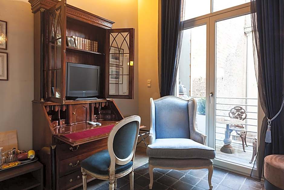 Hotel Diamonds and Pearls