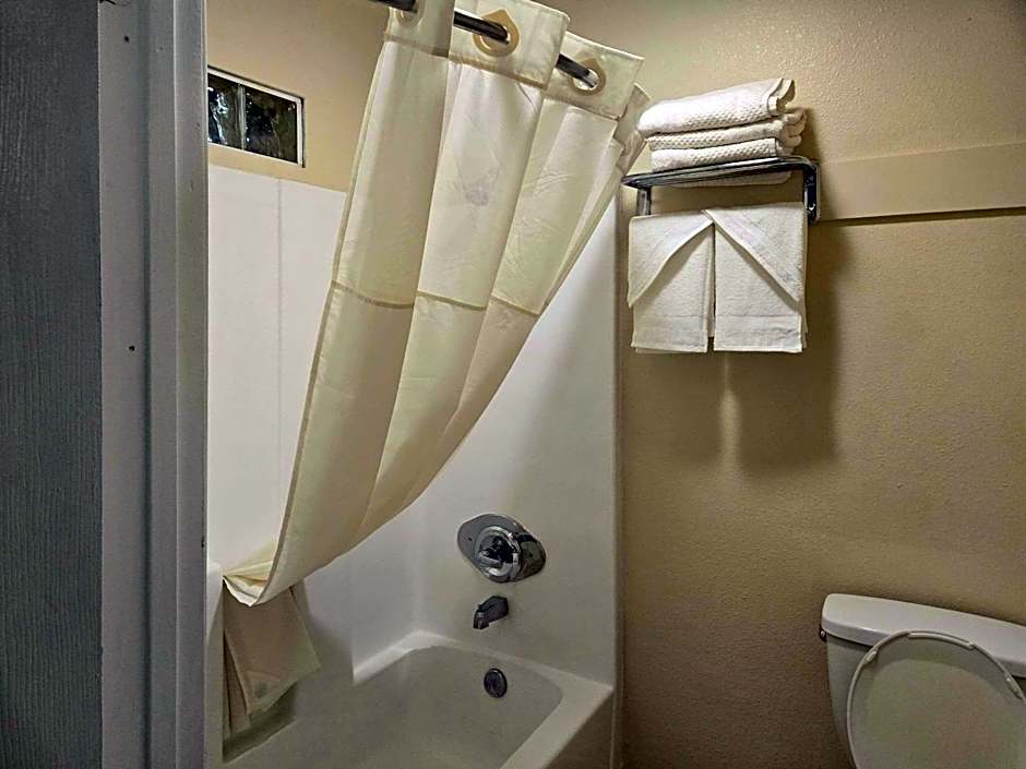Rodeway Inn & Suites