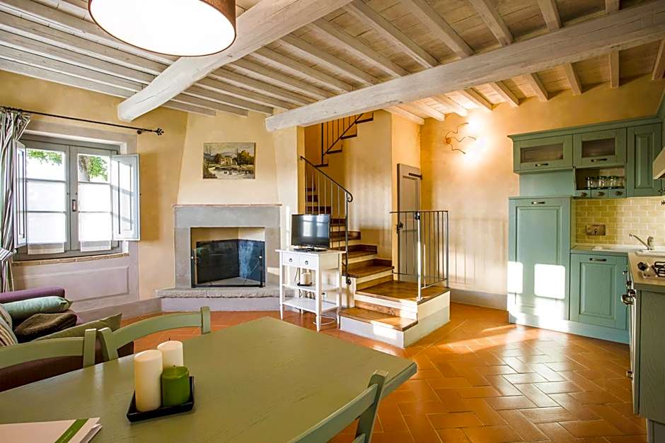 Farmhouse with swimming pool surrounded by greenery just 20 minutes from Arezzo