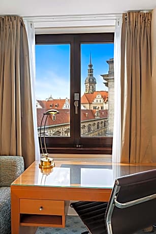 Executive Queen Family Room with view of the Procession of Princes and access to the Executive Lounge