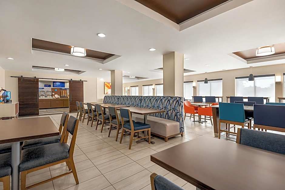 Holiday Inn Express Hotel & Suites Fredericksburg By IHG