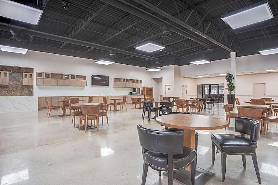 Cottonwood Suites Savannah Hotel & Conference Center