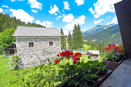 Apartment with Mountain View