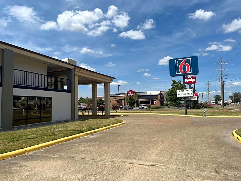 Motel 6 Cleveland, MS – Delta State University