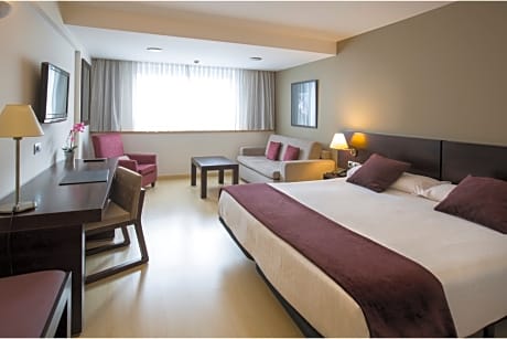 TWIN ROOM (2 ADULTS + 1 CHILD)