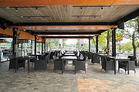 The Grace Amphawa Hotel