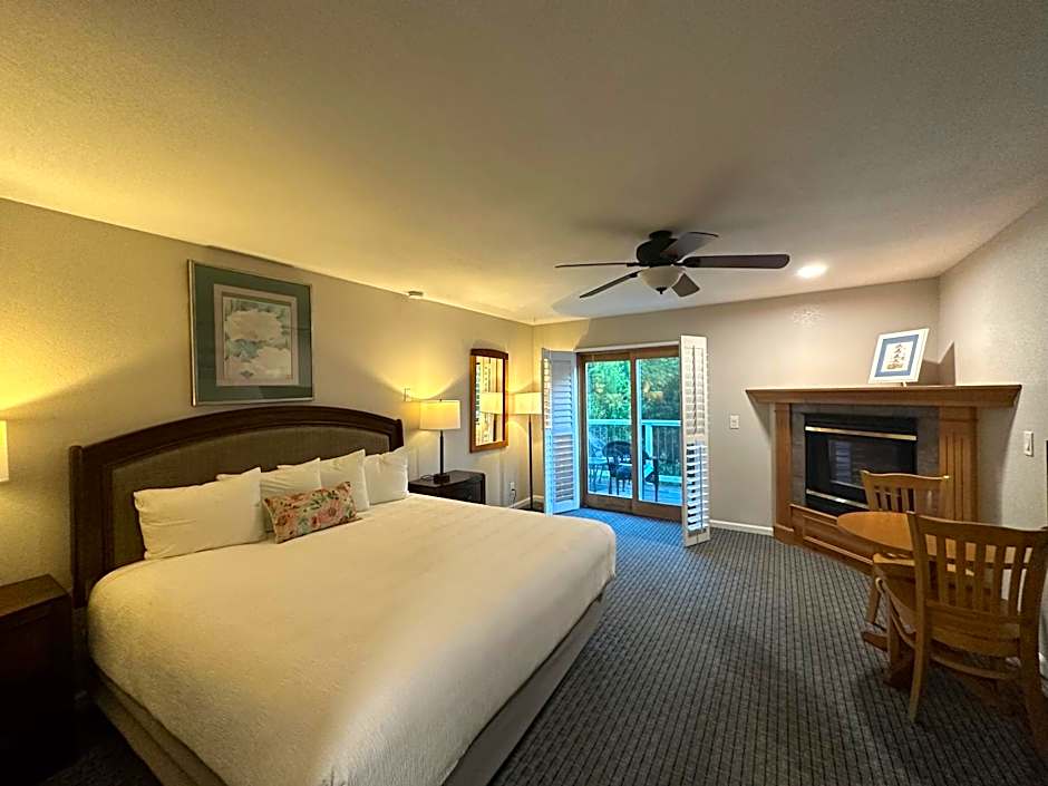 Photo 1 of 5 of Deluxe 1 King Bed