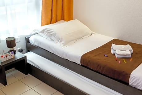 Single bed studio with kitchenette