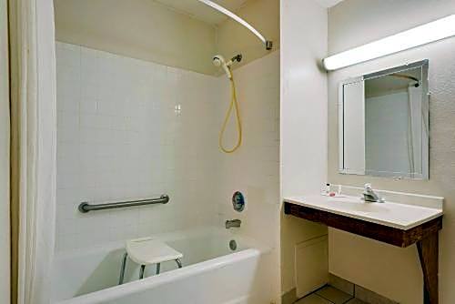 Super 8 by Wyndham Martinsburg