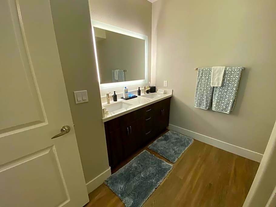 Lux One Bedroom Condo with Garden View