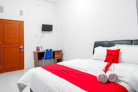 RedDoorz Plus @ Hotel Lestari Karema Mamuju
