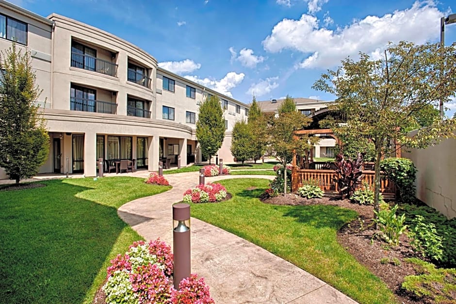 Courtyard Wall at Monmouth Shores Corporate Park