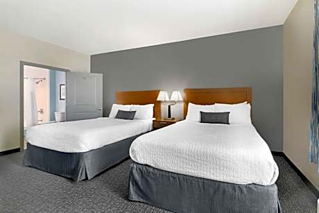 Queen Suite with Two Queen Beds and Mobility Accessible Tub
