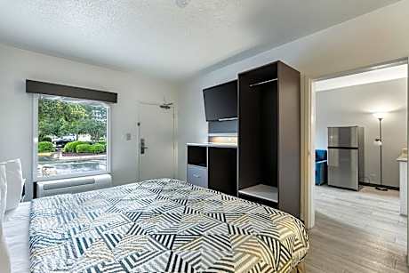 1 King Bed | Suite, Non-Smoking, Micfridge
