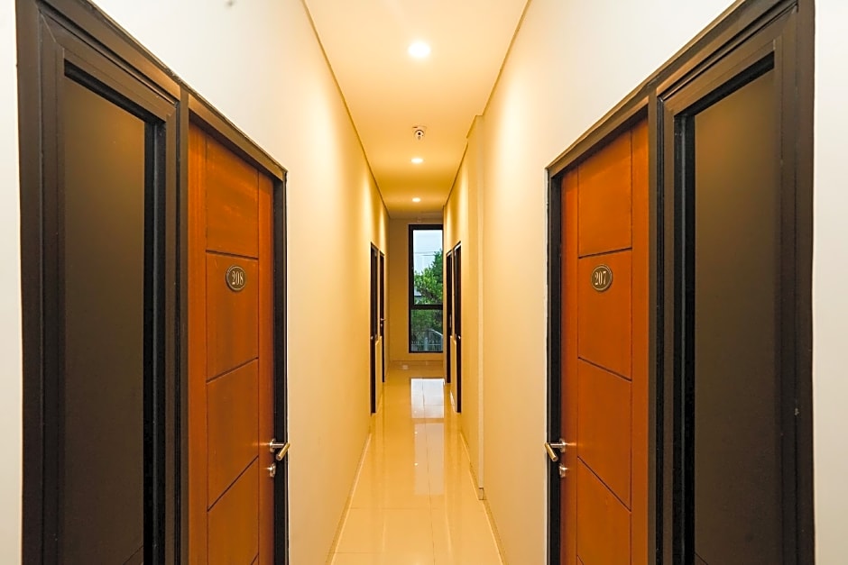 Capital O 449 The Colins