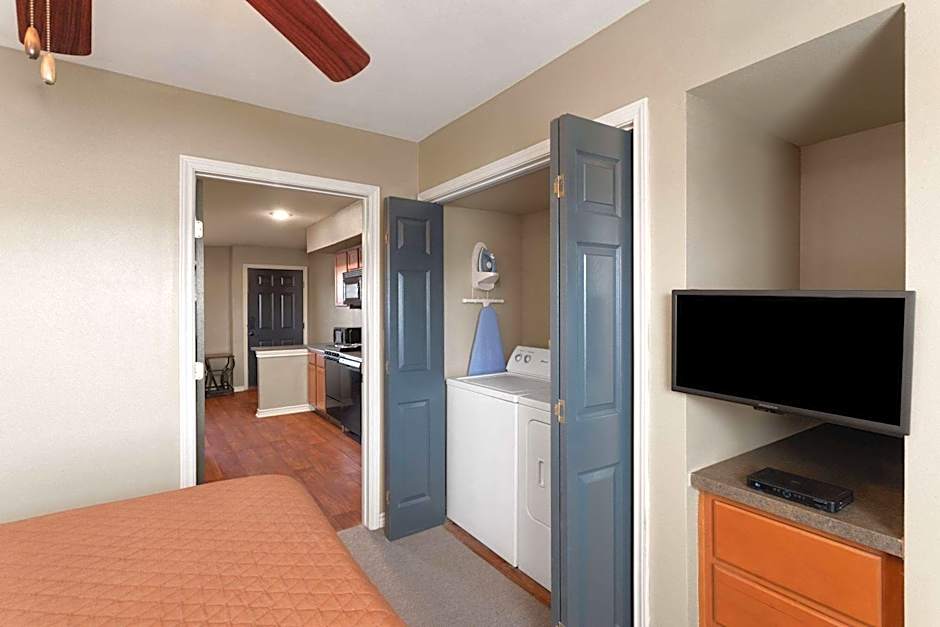 Eagle's Den Suites Cotulla a Travelodge by Wyndham