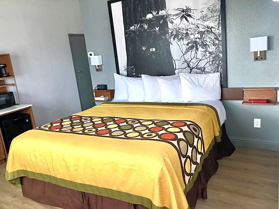 Super 8 by Wyndham Fort Bragg