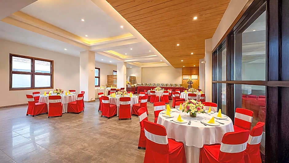 Yashshree Sanderling Mall Road