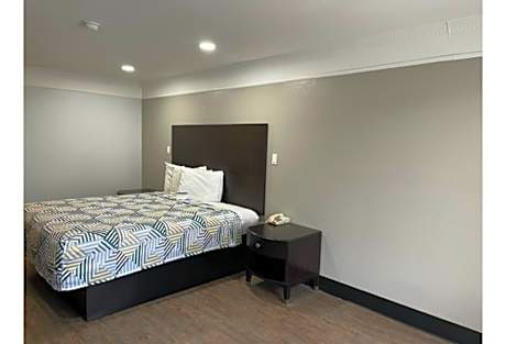 1 King Bed | Non-Smoking, Kitchen